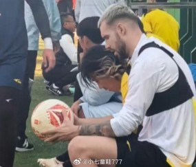 九游体育官网app-即将加盟？网传图片显示原三镇外援图多列正跟随广州豹训练