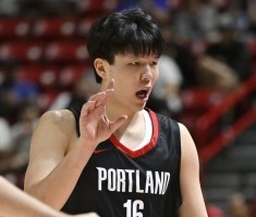 队记：小杨送出漂亮的传球助攻队友上篮 这是中国萨博尼斯！